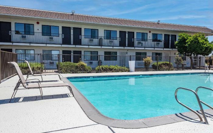 Econo Lodge Stockton near I-5 Fairgrounds