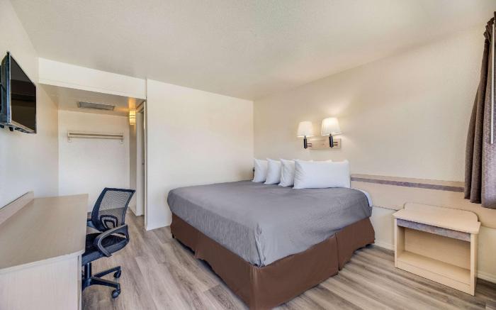 Econo Lodge Stockton near I-5 Fairgrounds
