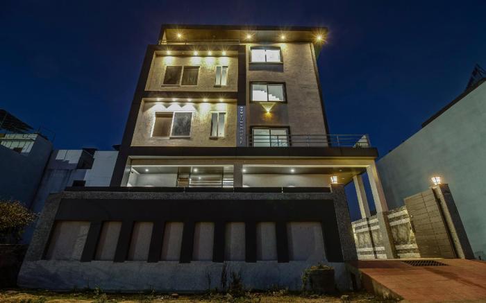 Super Townhouse Ekana Inn