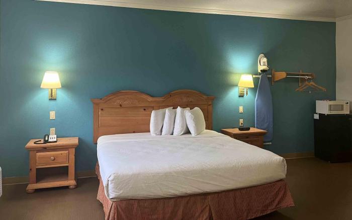 Motel 6 Portland, IN