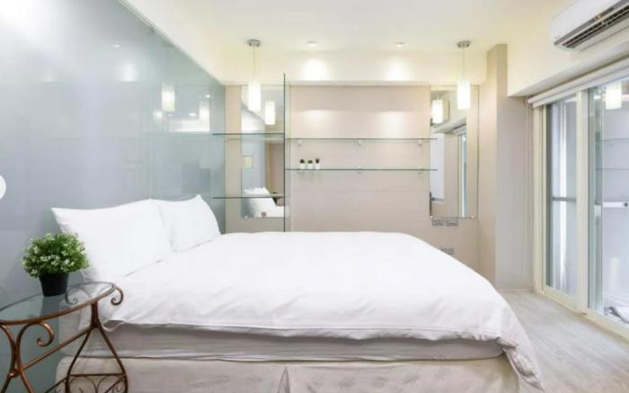 Sunlit Studio with Balcony & Skyline View inTaipei