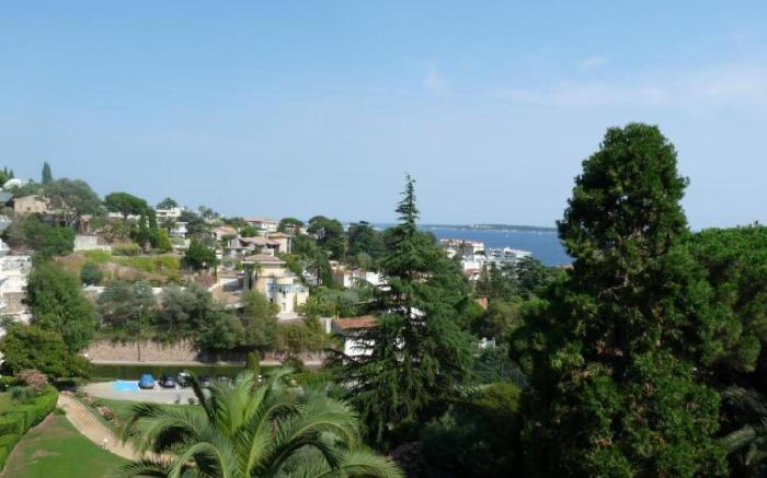 Two Bed apartment in a gated residence with gardens in Cannes with sea views - 865