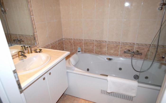 Stunning 2 Bed Apt on the seafront of Cannes in a high class secure building with swimming pool - 46