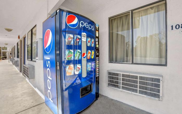 Motel 6 Fresno, CA - Belmont Ave