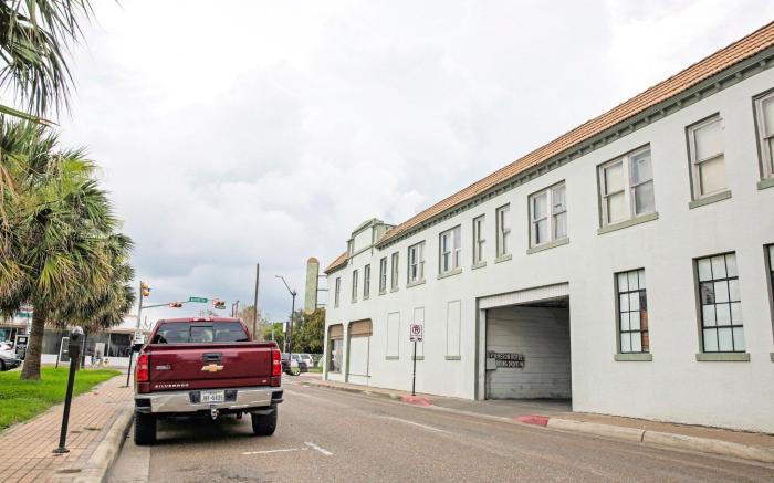 OYO Historic Cameron Hotel Brownsville I-69E