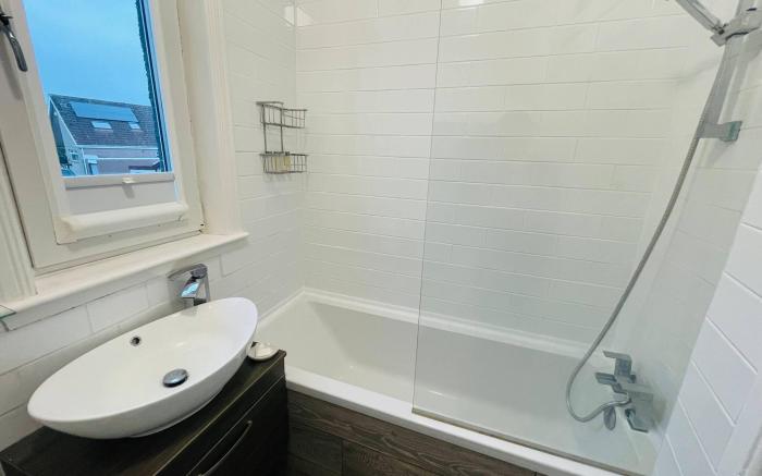 Entire house - 1 Bedroom Pet Friendly Apt Wd Free Wifi, Parking, Netflix Pool Table Sleeps 3