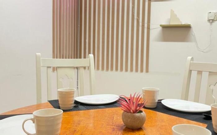 DeMUJI 4BR 10PAX 3Min to ECM KCM, Netflix 