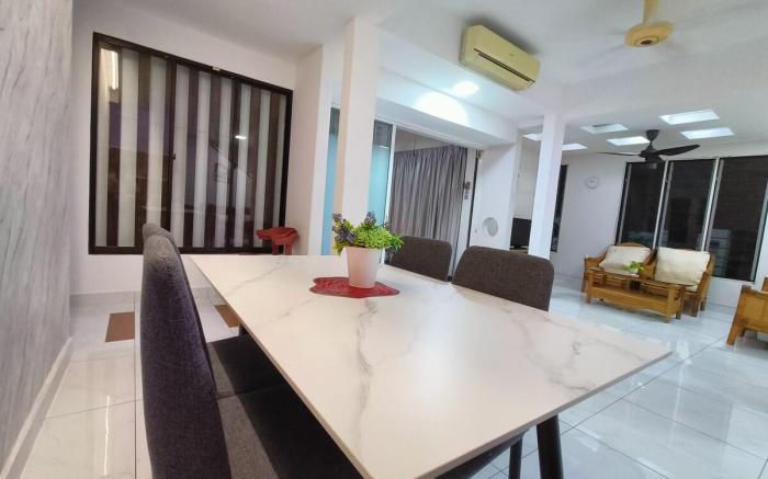 Family 15 Pax Corner Lot House / Free WiFi