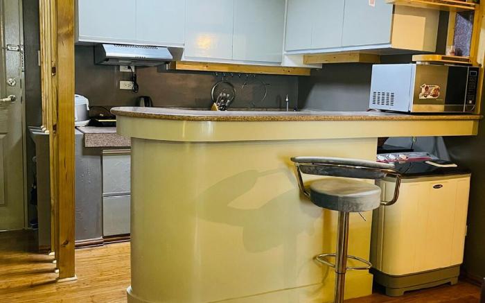 Fully-furnished 1 Bedroom condo with parking space