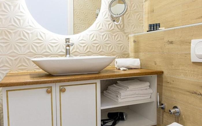 AUGUST BRAUN SUITE