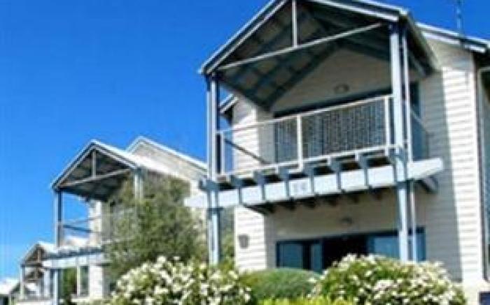 Captains Cove Resort - Waterfront Apartments