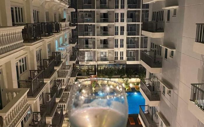 Lafayette Park Square w/ balcony facing pool view