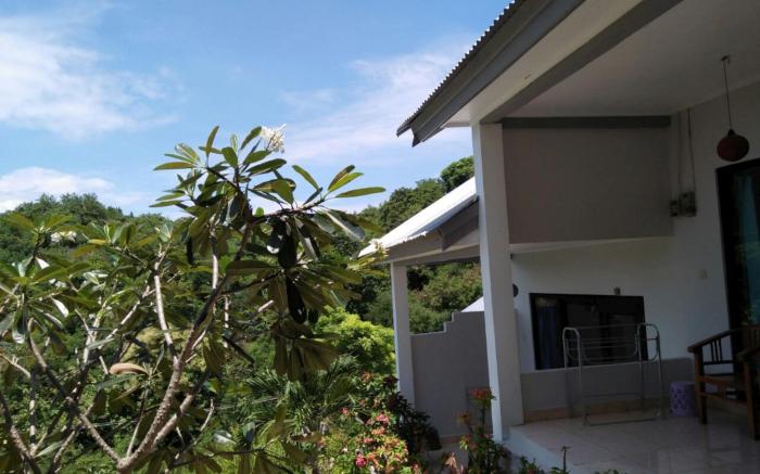 CF Komodo Hotel