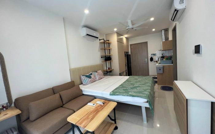 Vinhome Holidays Studio. Queen bed.