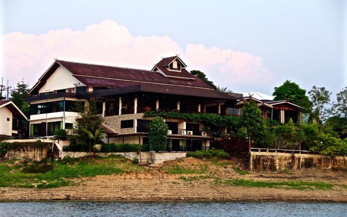 Phornpailin Riverside Resort