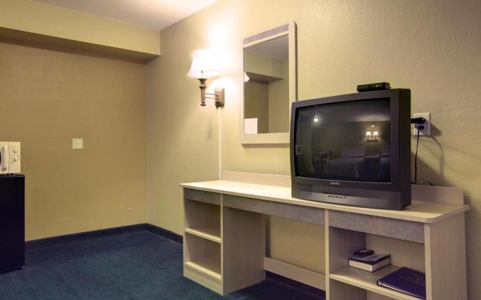 Econo Lodge Inn & Suites