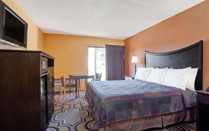 Days Inn & Suites by Wyndham Tampa near Ybor City