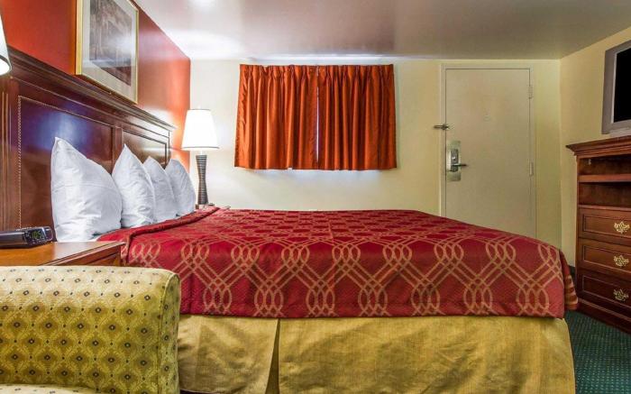 Rodeway Inn & Suites Brunswick near Hwy 1