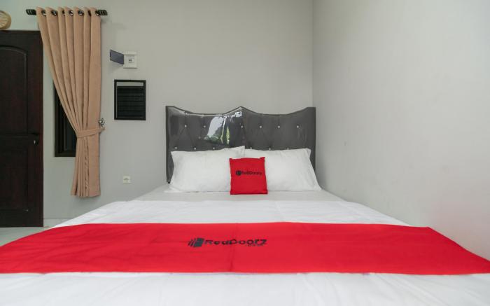 RedDoorz Plus near Jungleland Sentul