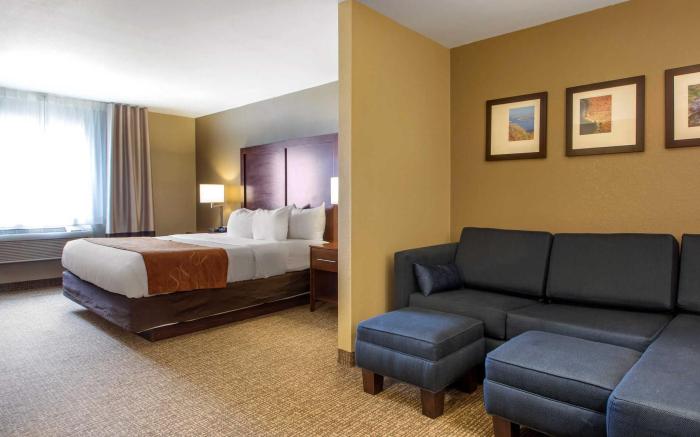 Comfort Suites Johnson Creek Conference Center