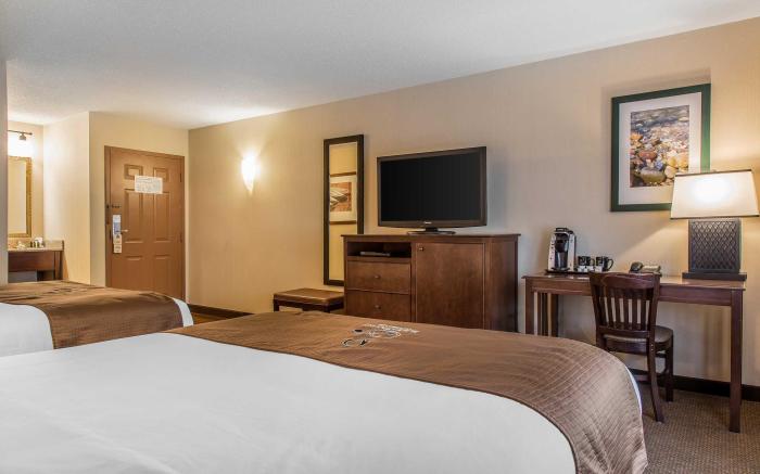The Black Swan Lee - Lenox, an Ascend Collection Hotel