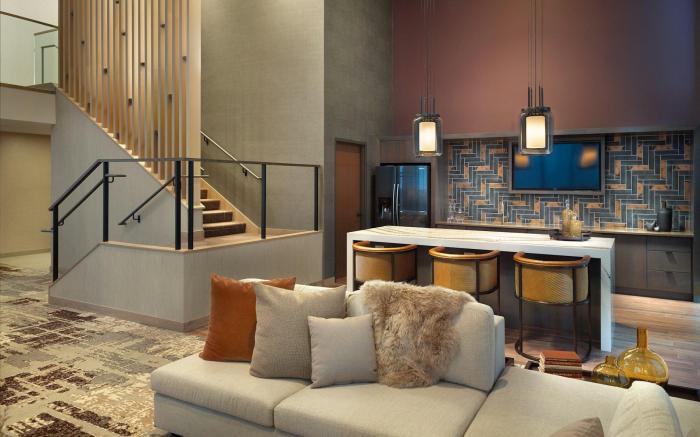 Omni Viking Lakes Hotel