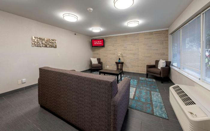 HomeTown Inn by Red Roof East Syracuse