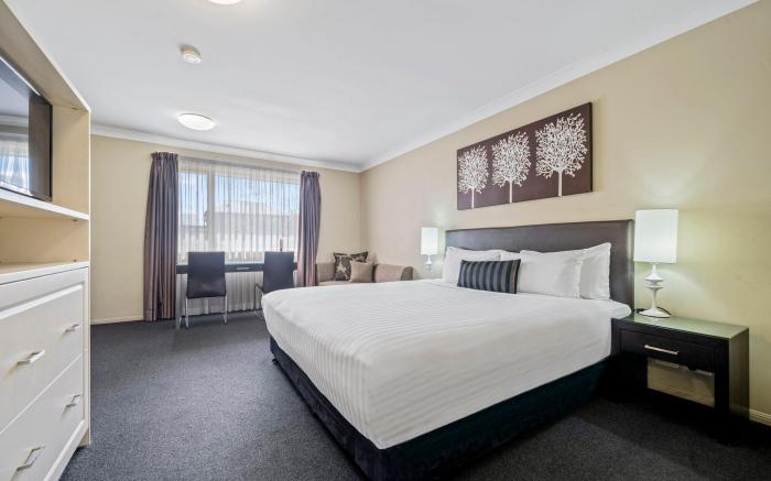 Ambassador on Ruthven Motor Inn