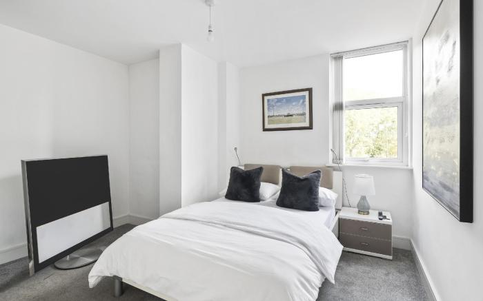 Luxurious 2 Bedroom Apartment with Free Parking