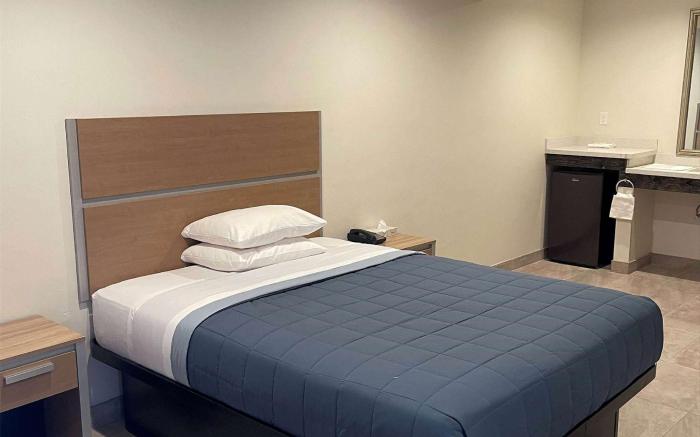 Super 8 by Wyndham Bakersfield CA