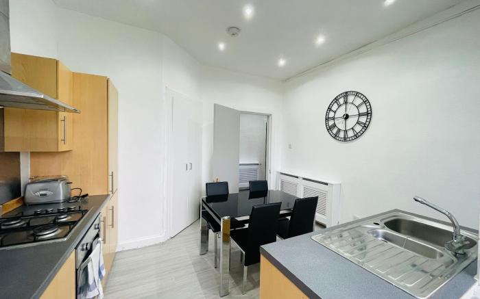 Luxury 3 Bedroom Entire Flat, Self Check Inout