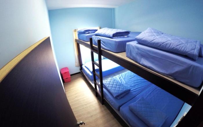 Single bed in Dormitory 6-Bed Shared Bathroom