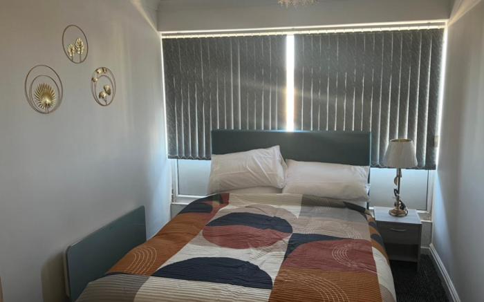 Cheerful 5-bedroom home with free parking on site