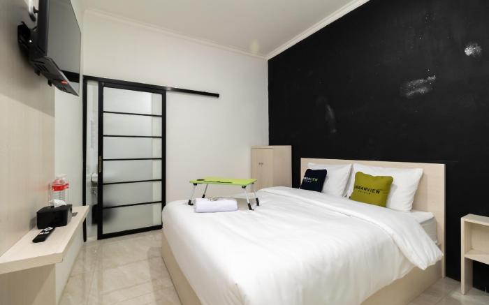 Urbanview Hotel Bizhome Artha Gading Boulevard by RedDoorz