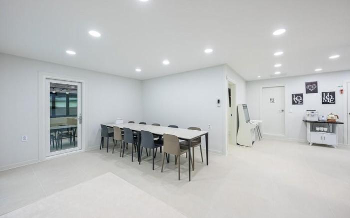 WHITE HOUSE IN THE FOREST