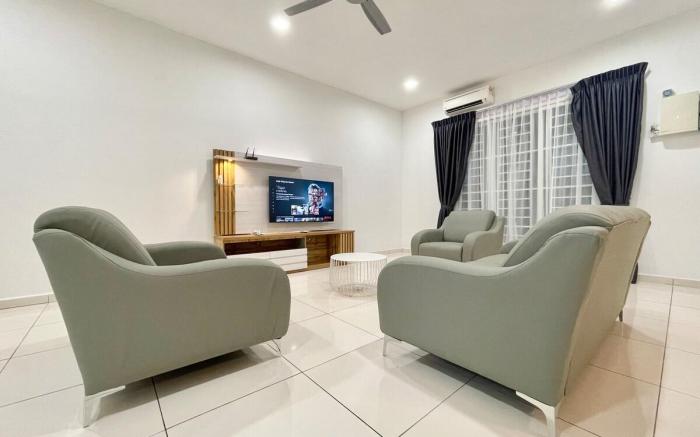A Pleasant 4BR Home III - 5 mins to shops and mall