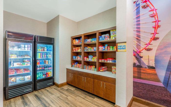 La Quinta Inn & Suites by Wyndham Oklahoma City Airport