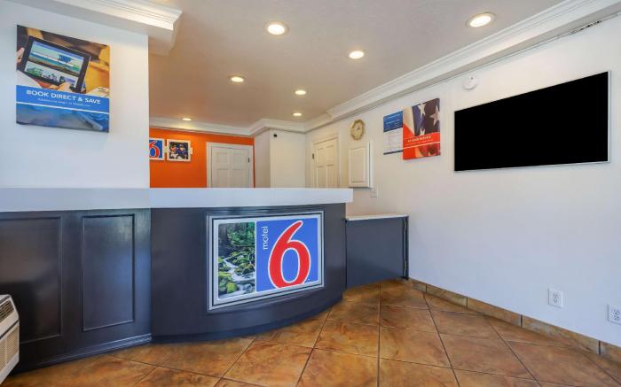 Motel 6 Canby, OR