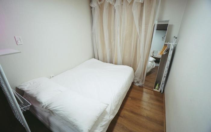 hongik univ stn 10sec,3rooms,4beds, 1st floor [19]