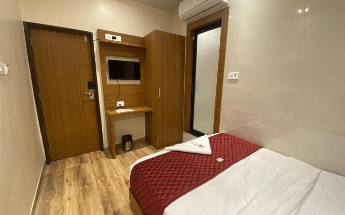 Hotel BKC Grand- Near Trade Centre, Visa Consulate