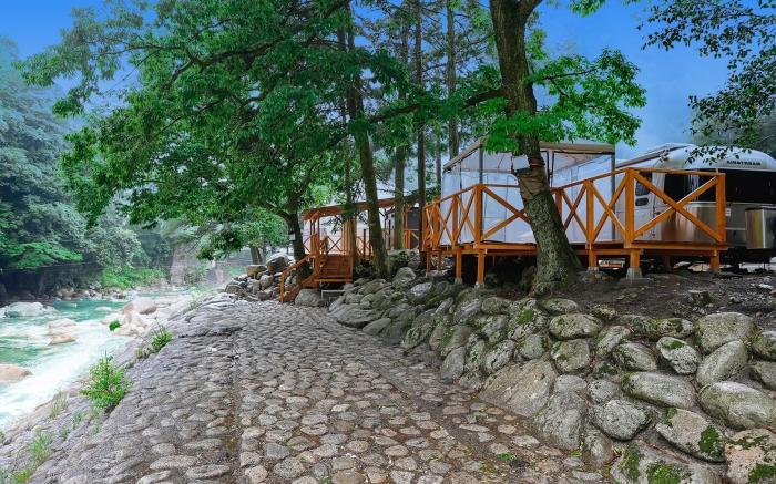 RIVERSIDE GLAMPING Nuts