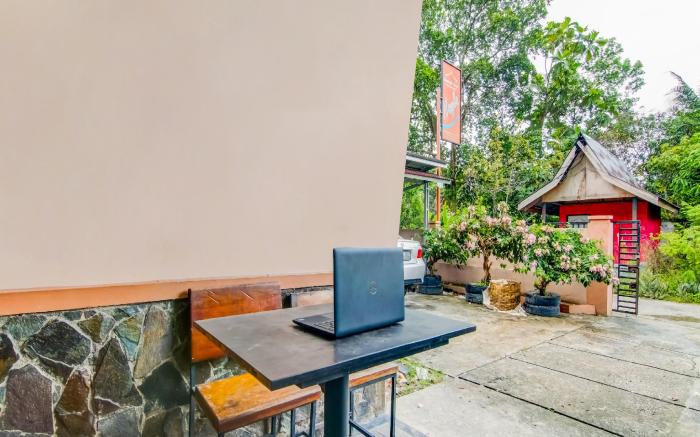 SPOT ON 91875 Nayla Homestay Syariah Near Koro Koro Panam, Karaoke, Pool, & Cafe