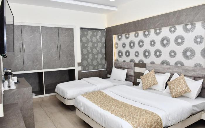 Hotel The Heera Divine By WB Inn