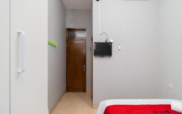 RedDoorz near RS Sari Asih Cipondoh
