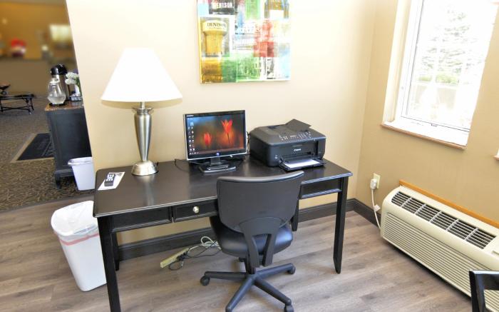 Cobblestone Inn & Suites - Denison - Majestic Hills