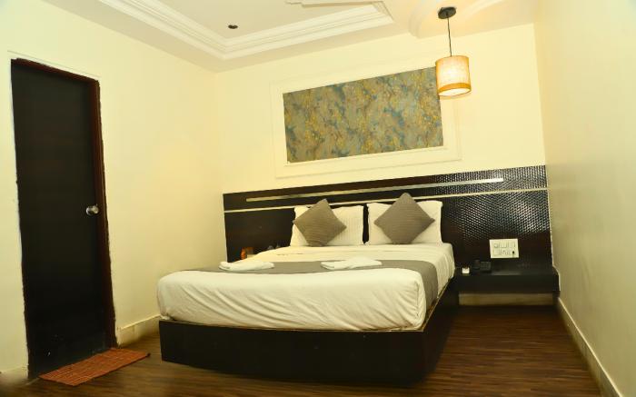 Hotel Shirdi Park Inn - 80 Meters From Sai Samadhi Temple 