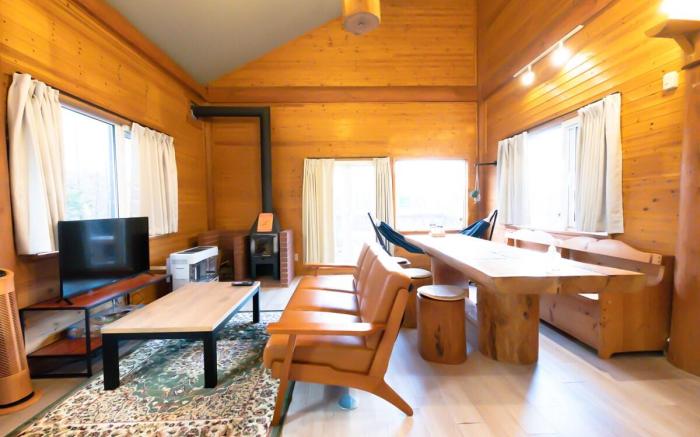 Woodhouse Yasunaya/Near Nakajima Island in Lake Toya, a place of tranquility.