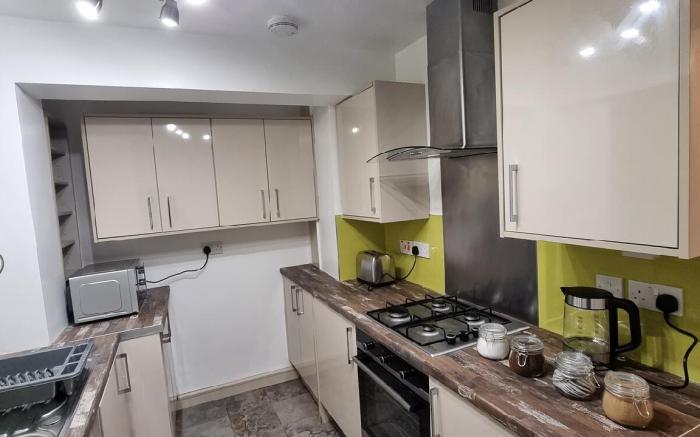 Cosy 3 bed Apt/contractors/families/free parking