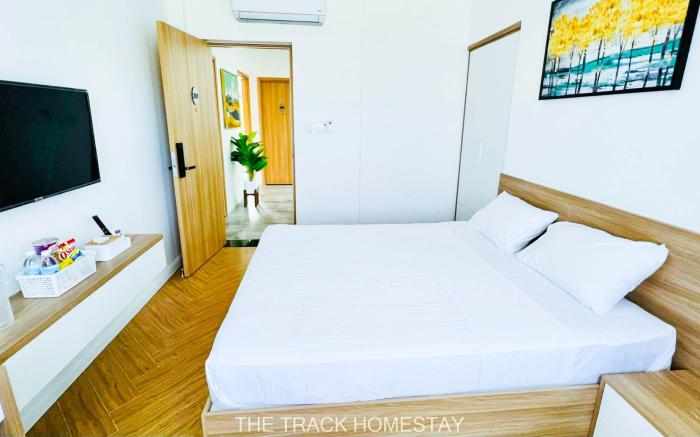 The Track Homestay - Near Bai Dai Beach
