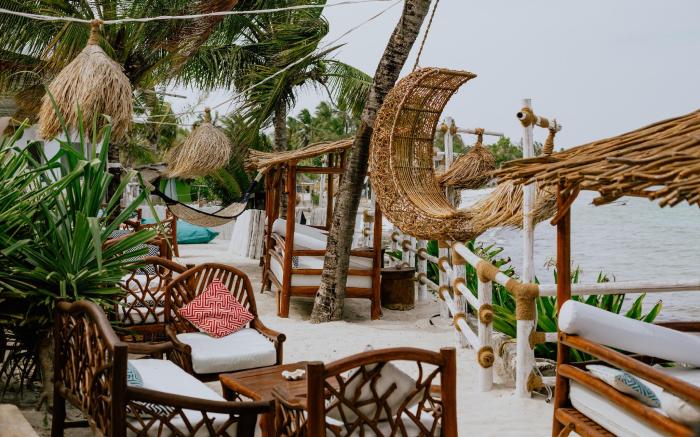 CORAL ROCKS HOTEL & RESTAURANT